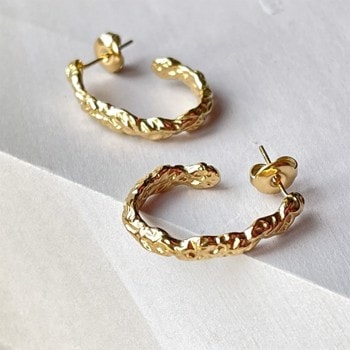 Medium Wavy Creoler I forgyldt rustfrit stål-Xenia x Sistie 2nd